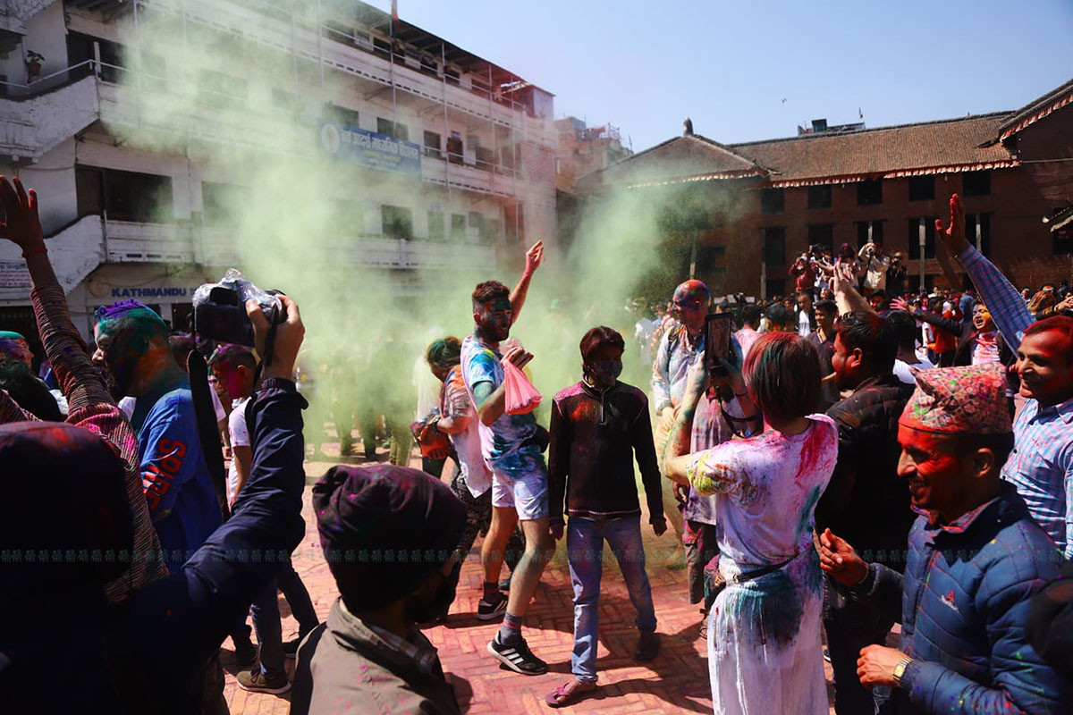 https://raracms.setopati.com/uploads/shares/2020/sujita/holi at basantapur/holi parba (1).jpg